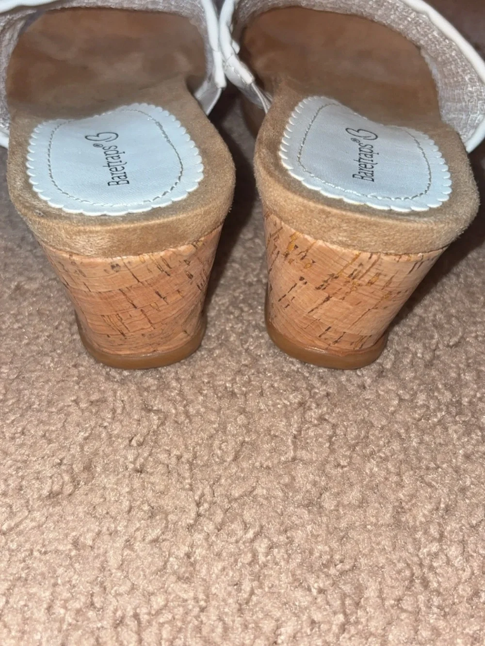 Baretraps Women's Flossey wedge sandals in white size 8.5 women’s NWOT